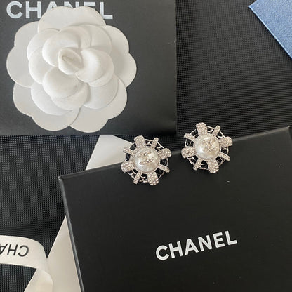 Pendientes Delicados de Piel Negra con Diamantes