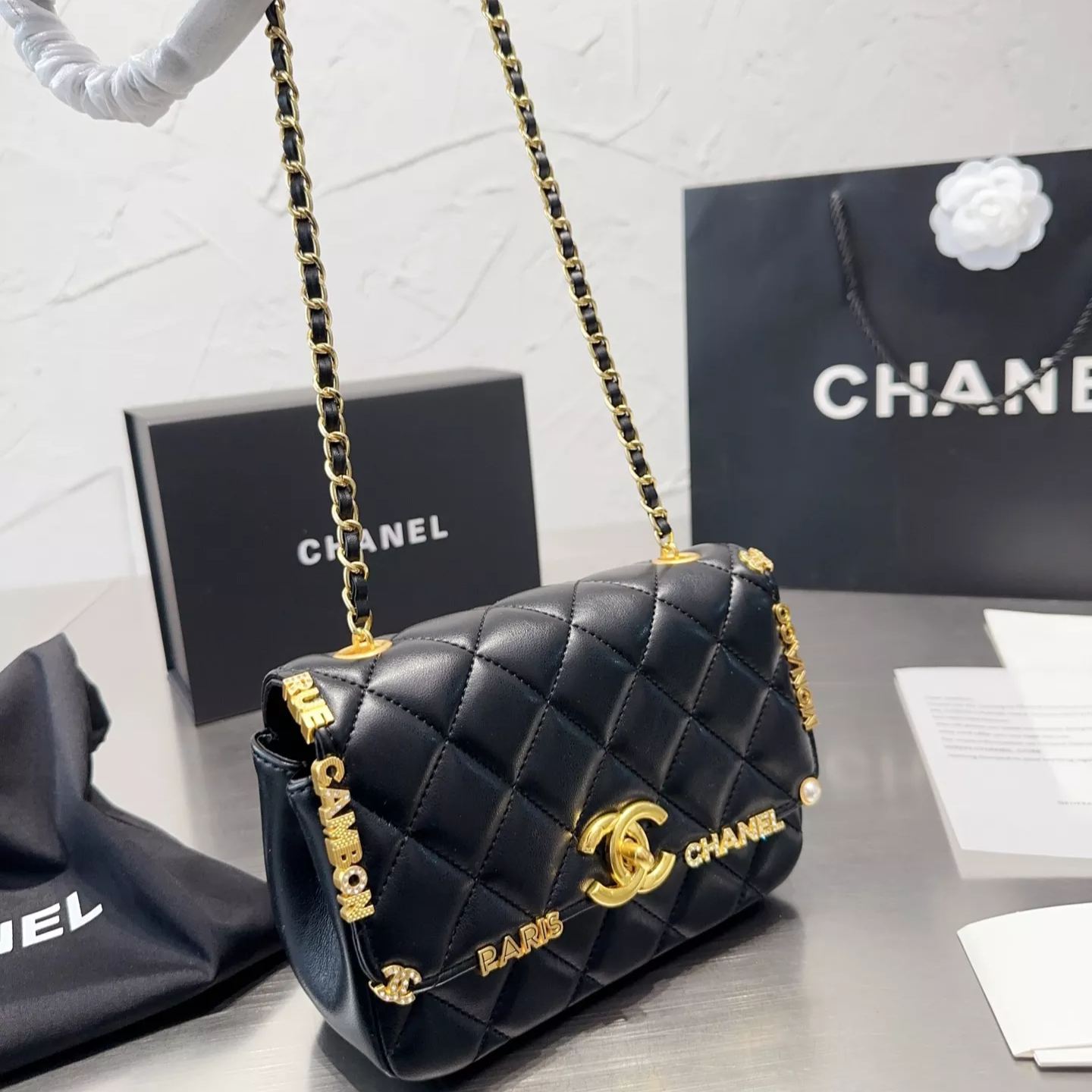 Bolso de cuero con monograma metálico Lucky Charm