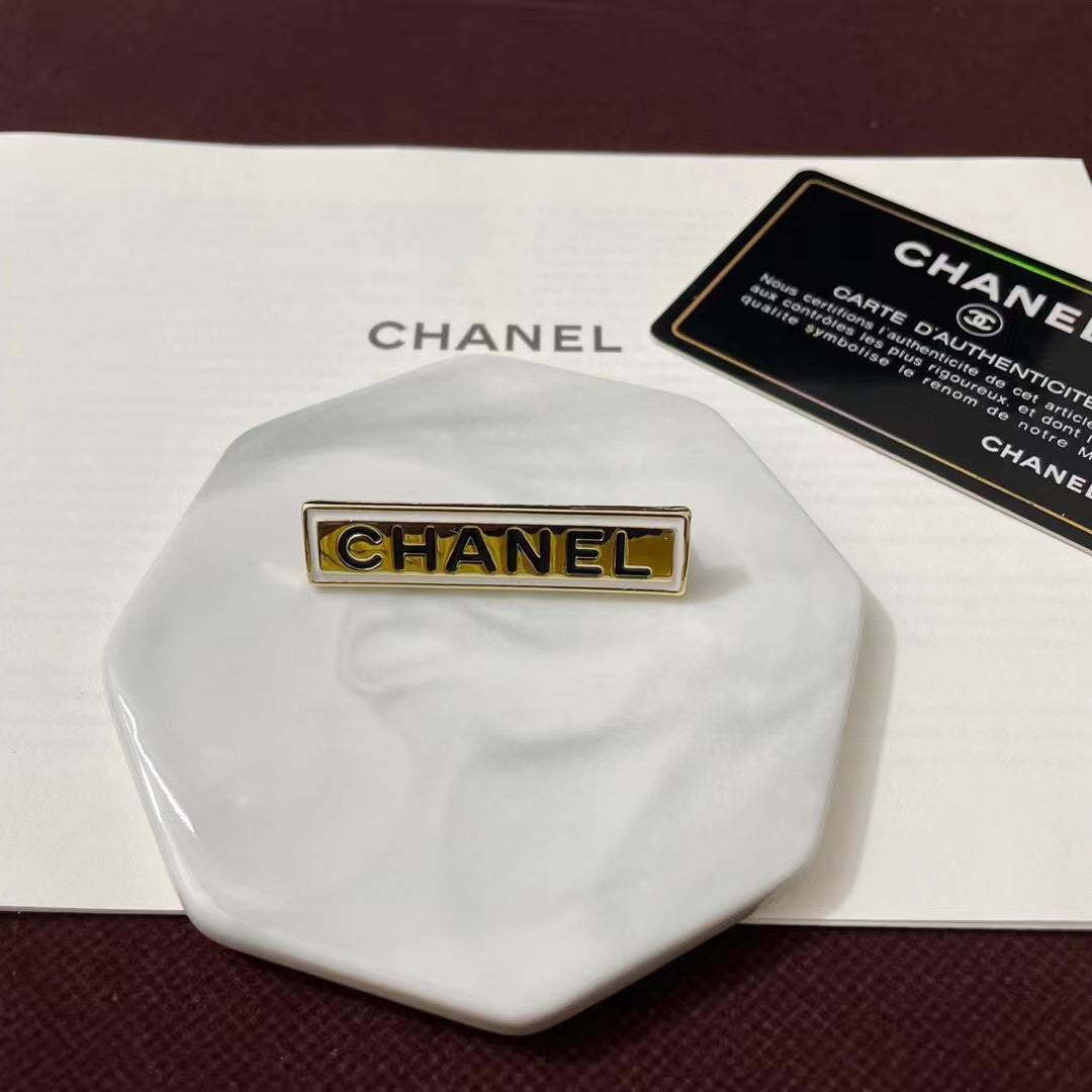 Broche en forme de lettre et de bande