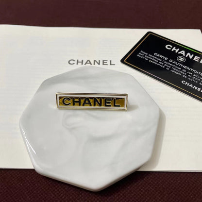 Broche en forme de lettre et de bande