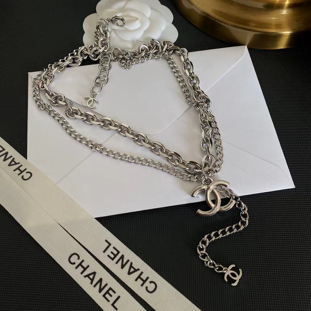 Collar con colgante sencillo y logo de moda