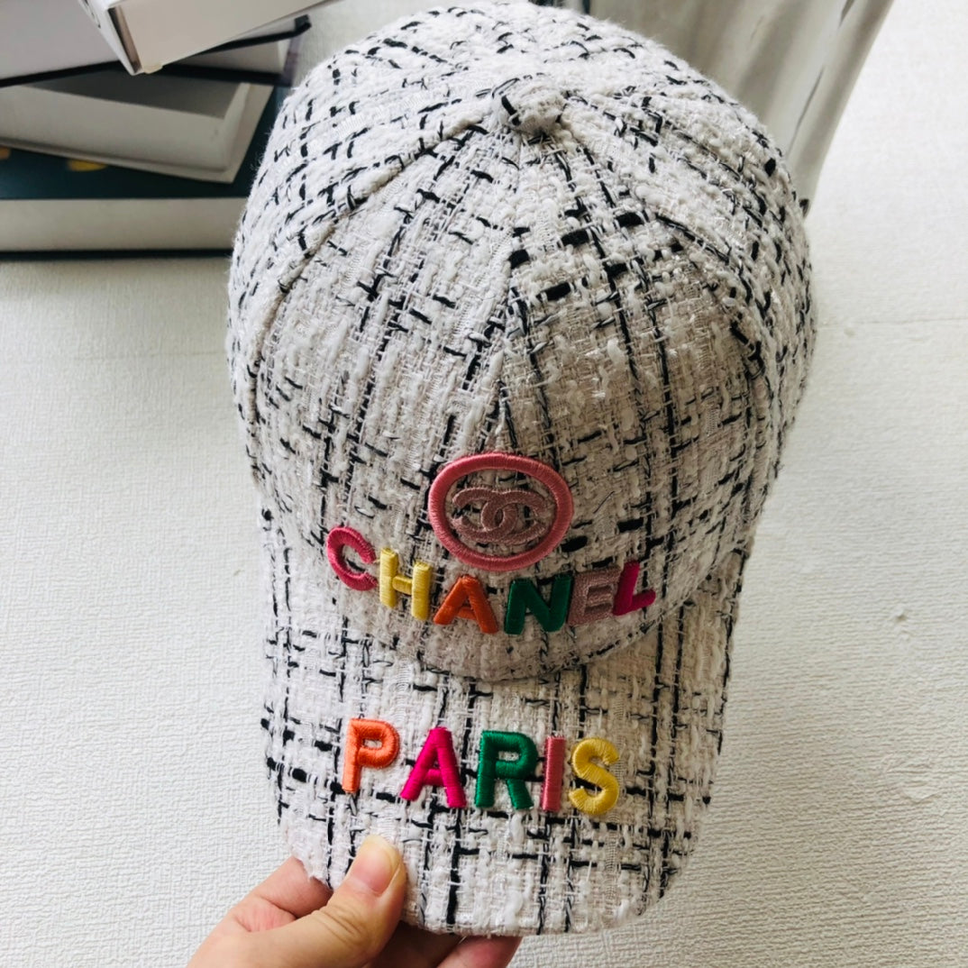 Casquette de baseball femme brodée de lettres colorées