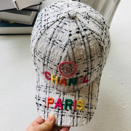 Casquette de baseball femme brodée de lettres colorées