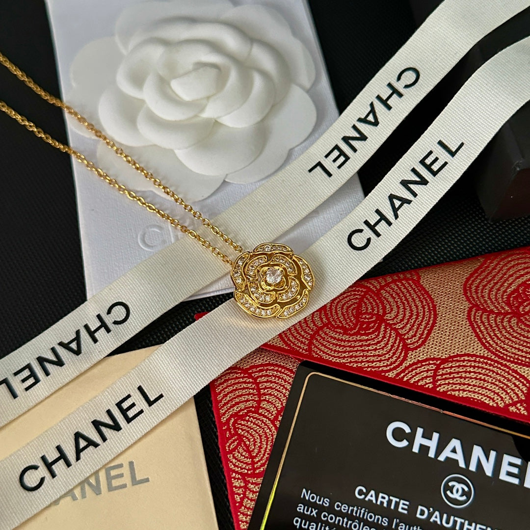 Collar con Colgante de Flor de Diamantes