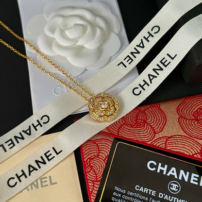 Collar con Colgante de Flor de Diamantes
