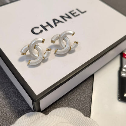 Aretes con Doble C Blancos