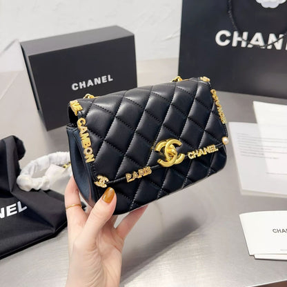 Bolso de cuero con monograma metálico Lucky Charm