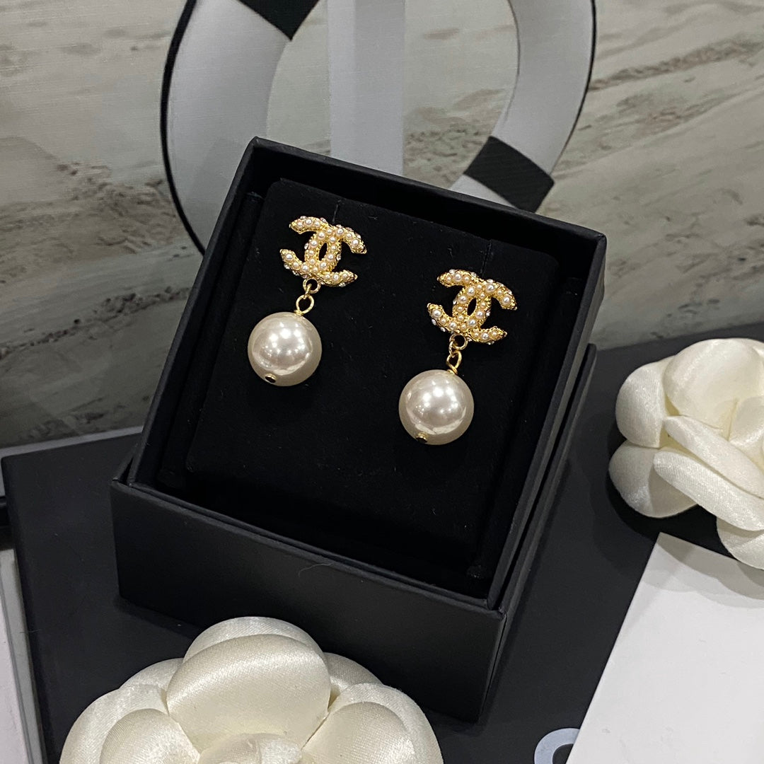 Boucles d'oreilles pendantes élégantes et tendance avec perles
