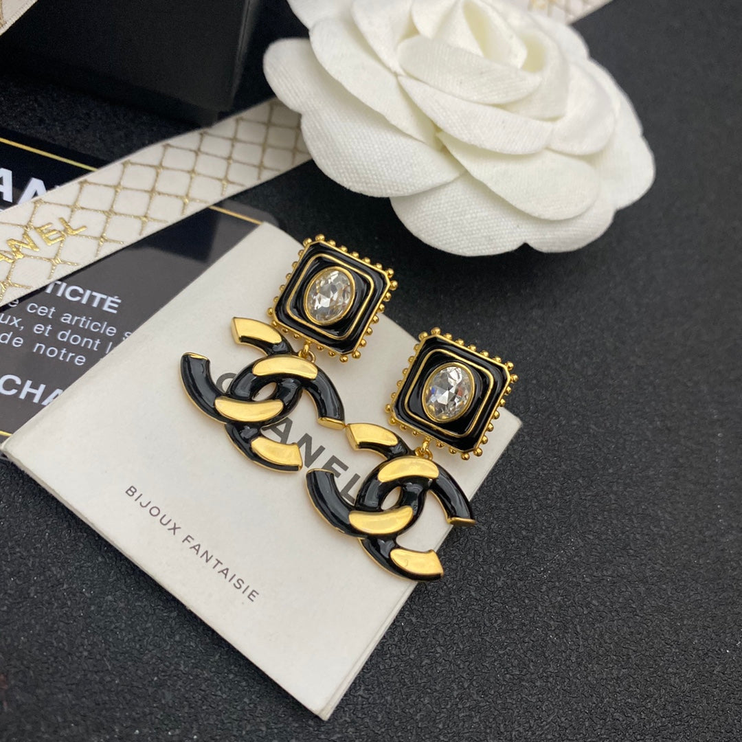 Boucles d'oreilles pendantes vintage avec logo en diamant
