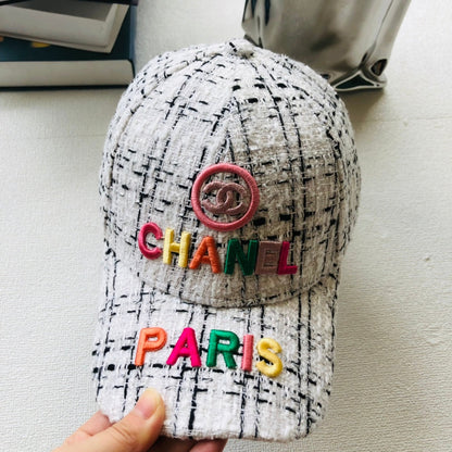 Casquette de baseball femme brodée de lettres colorées