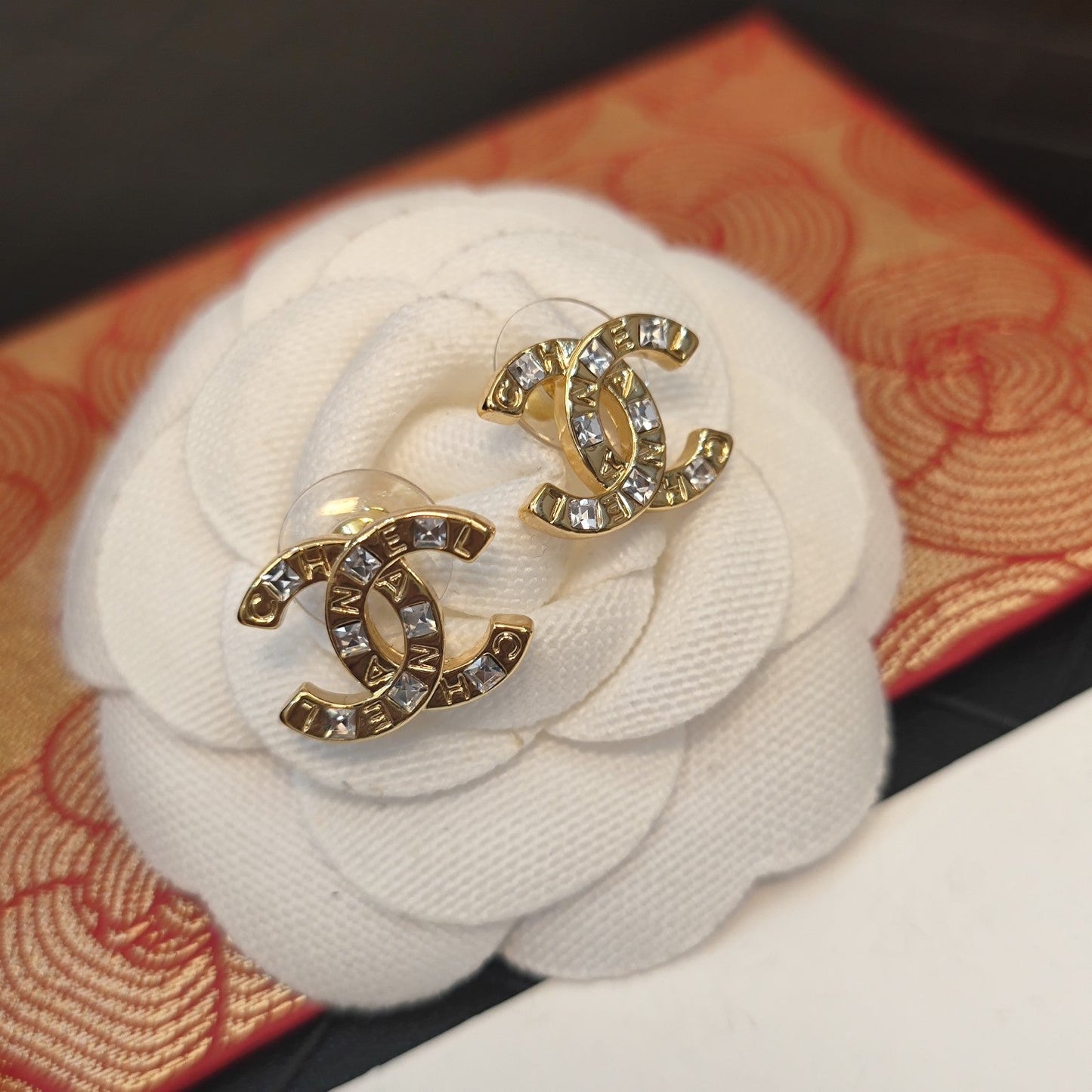 Pendientes de cristal con logotipo de letras vintage