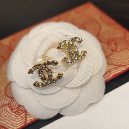 Pendientes de cristal con logotipo de letras vintage