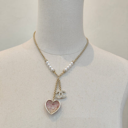 Collar de Perlas con Colgante de Corazón Rosa