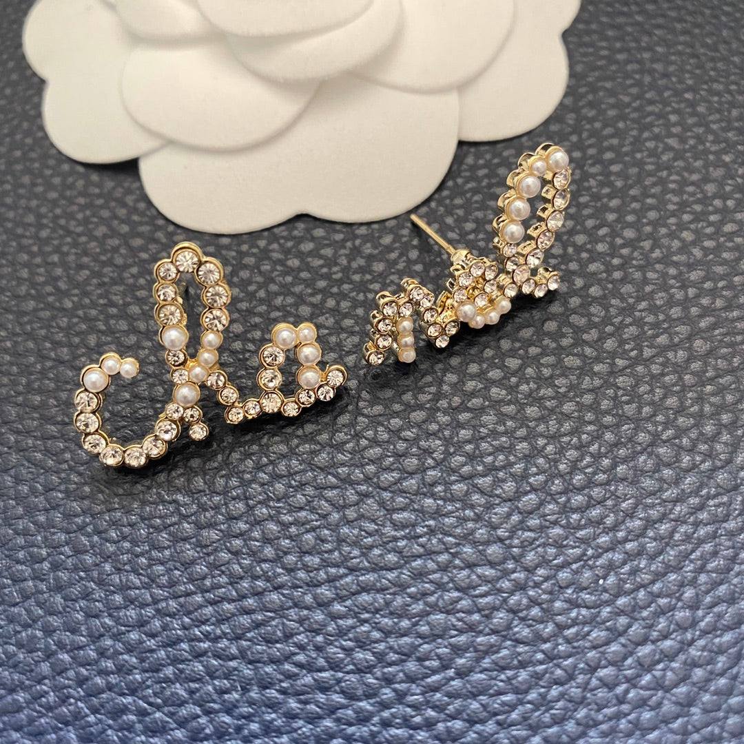 Pendientes de letras con perlas
