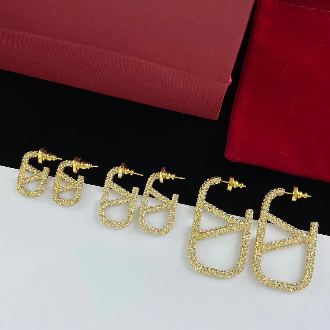 Pendientes con logotipo de metal con diamantes completos