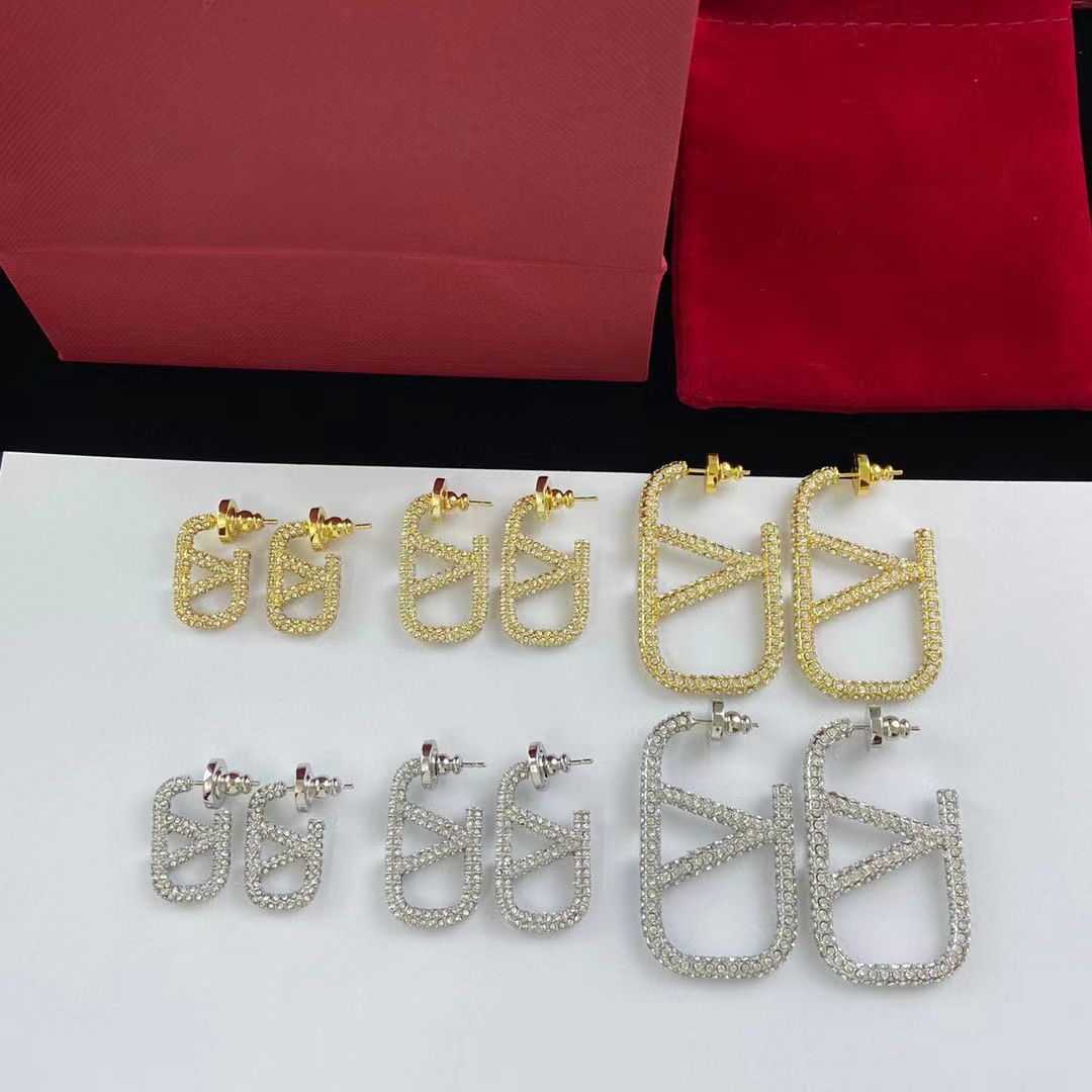 Pendientes con logotipo de metal con diamantes completos