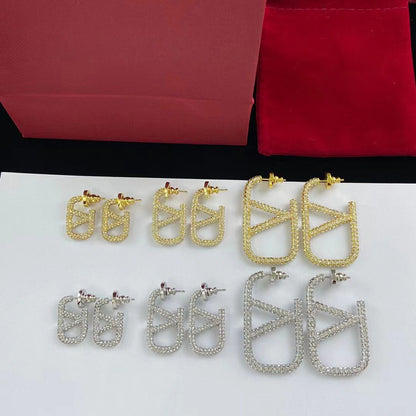 Pendientes con logotipo de metal con diamantes completos