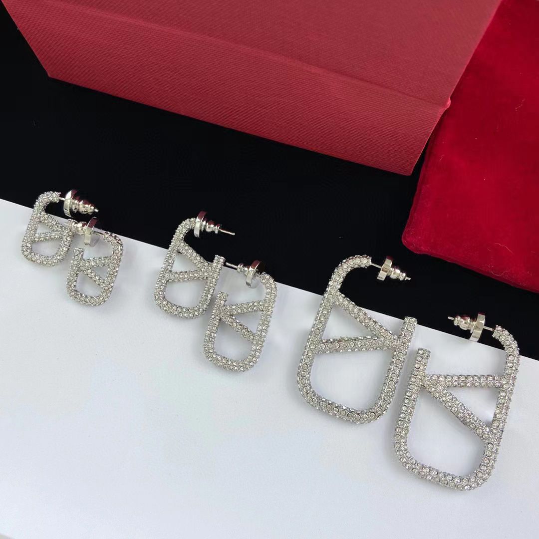 Pendientes con logotipo de metal con diamantes completos