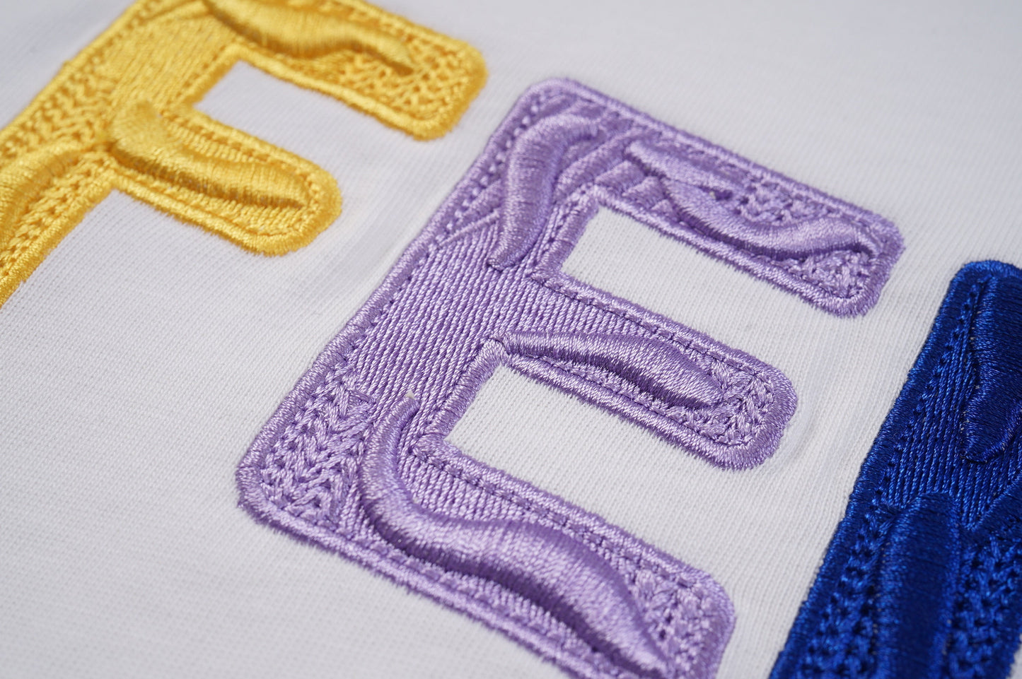 T-shirt imprimé lettre F arc-en-ciel