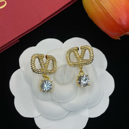 Boucles d'oreilles lettre V entièrement serties de diamants