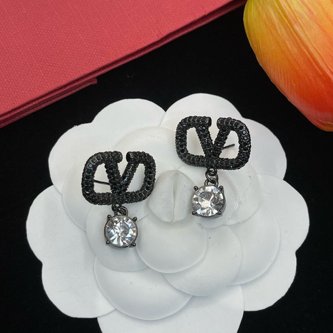 Boucles d'oreilles lettre V entièrement serties de diamants