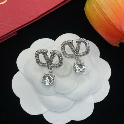 Boucles d'oreilles lettre V entièrement serties de diamants