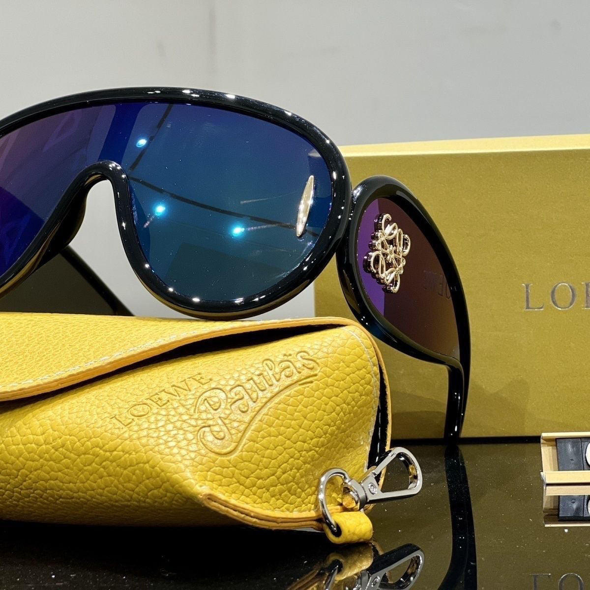 Gafas de sol estampadas de una pieza con montura grande