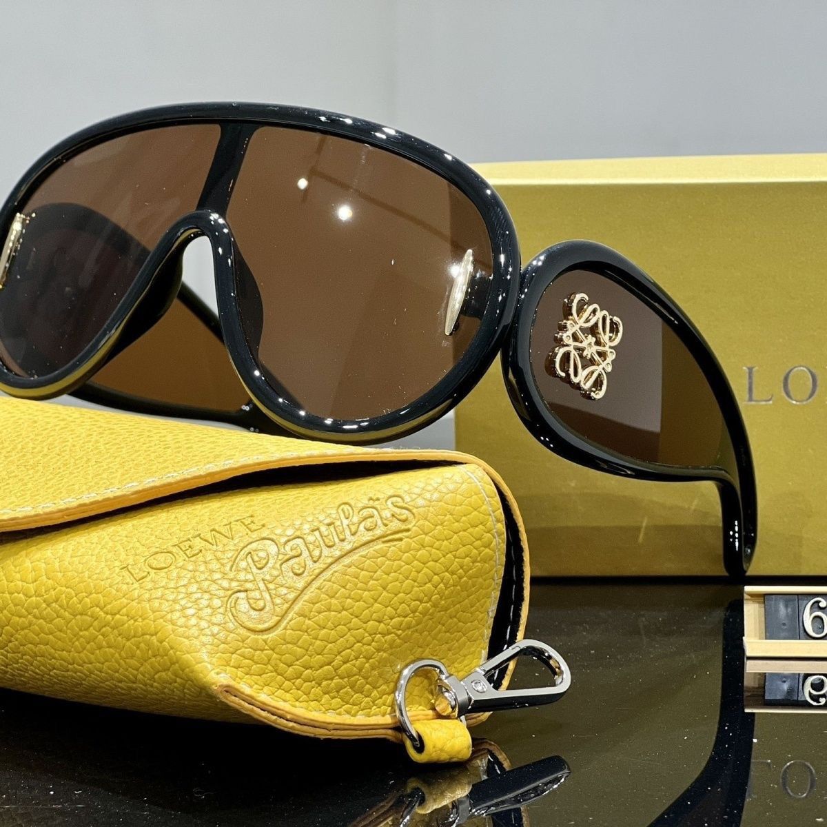 Gafas de sol estampadas de una pieza con montura grande
