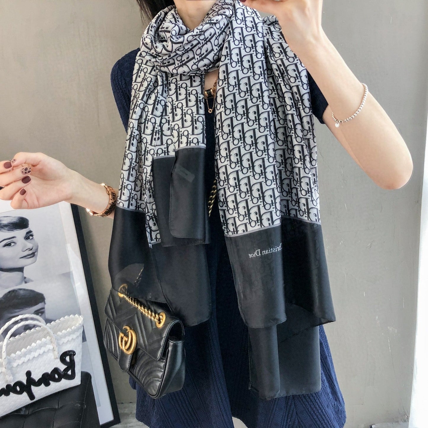Foulard en soie double face à motif vintage