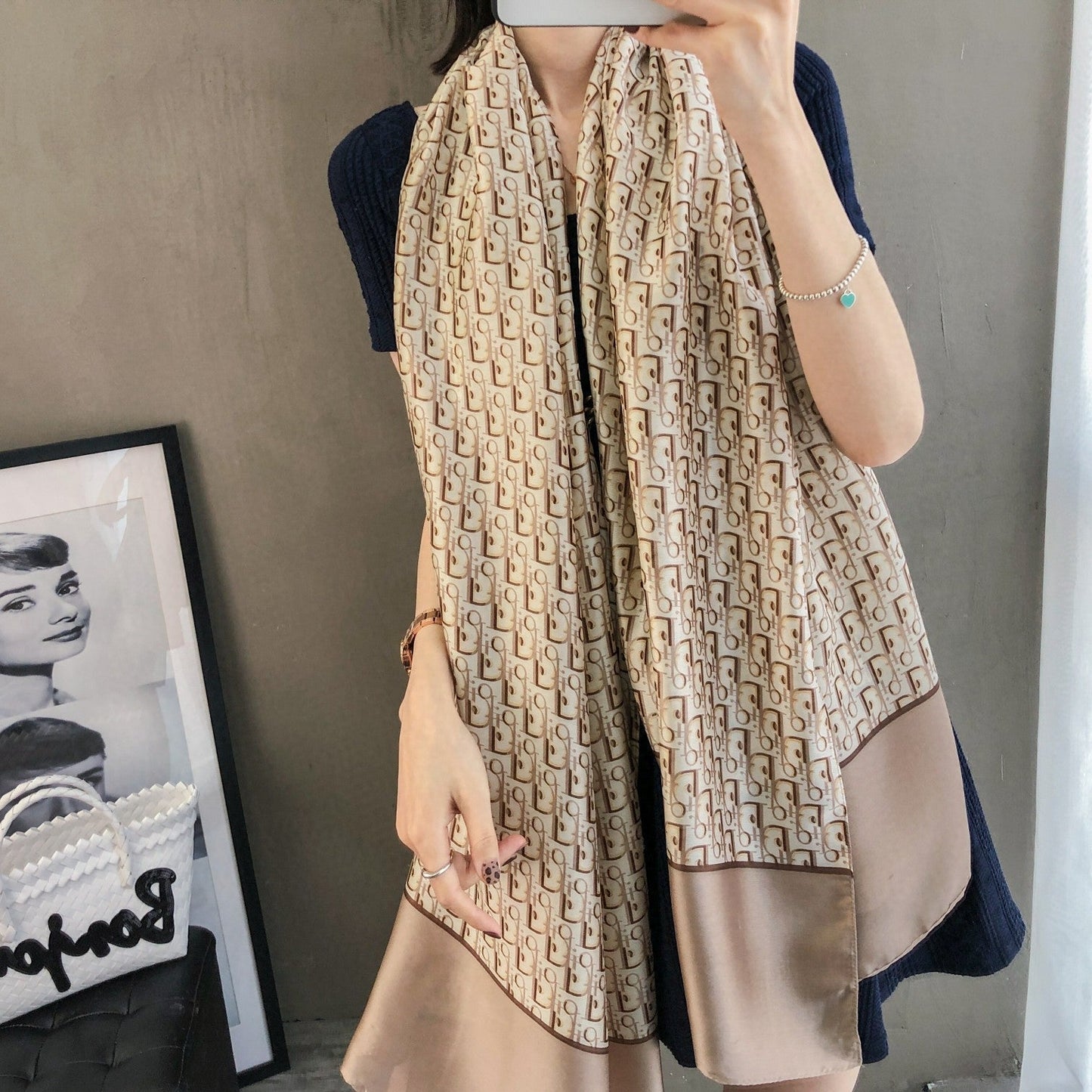 Foulard en soie double face à motif vintage
