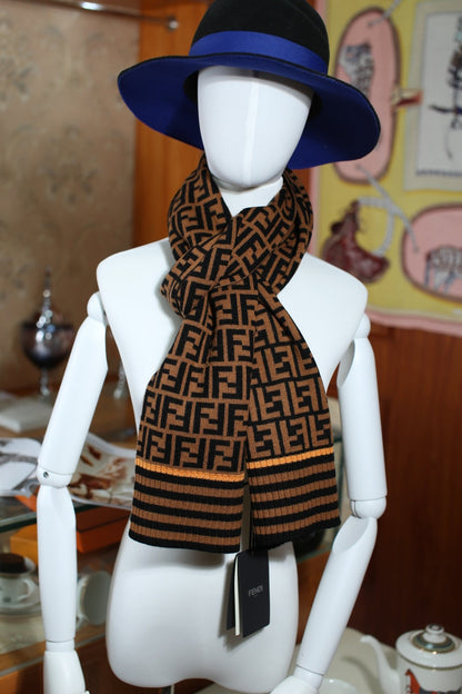 Écharpe en maille motif F
