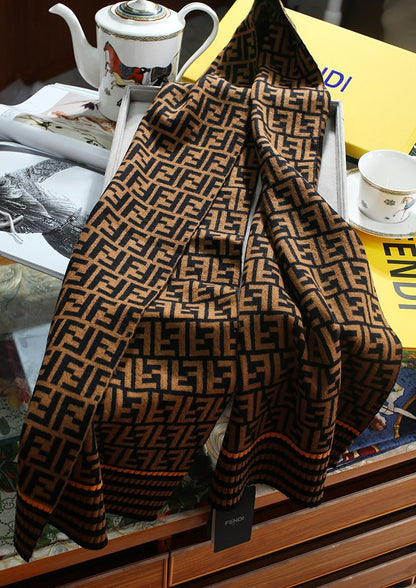 Écharpe en maille motif F
