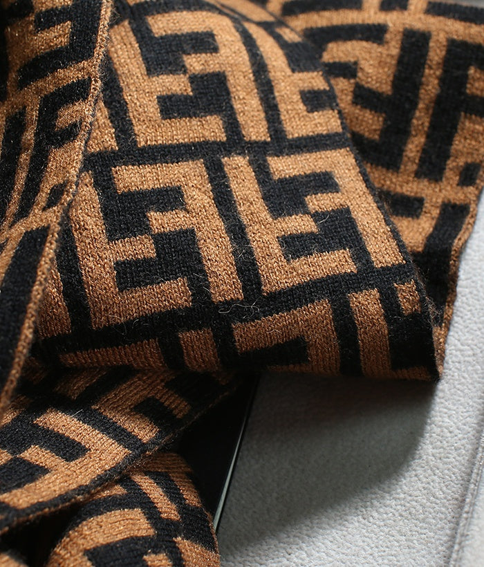 Écharpe en maille motif F