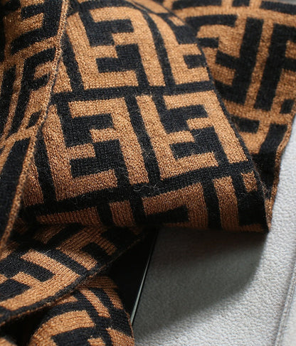 Écharpe en maille motif F