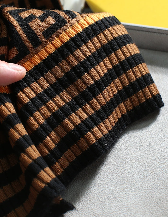 Écharpe en maille motif F