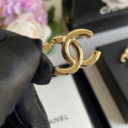 Boucles d'oreilles tendance avec logo plaqué or