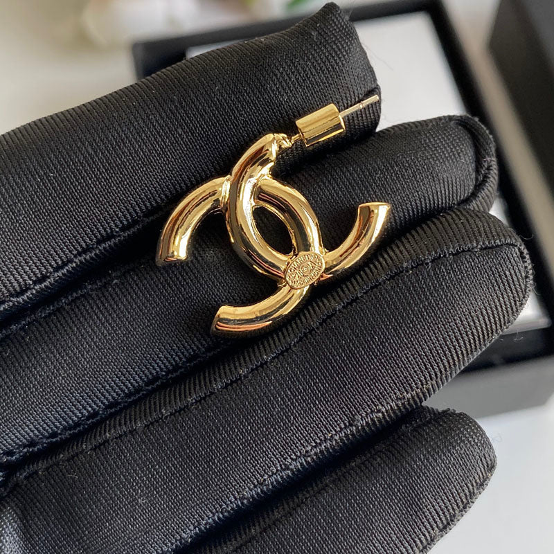 Boucles d'oreilles tendance avec logo plaqué or