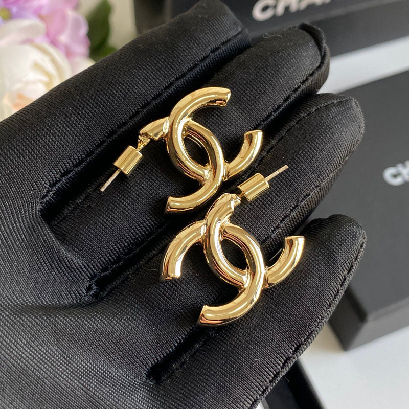 Boucles d'oreilles tendance avec logo plaqué or