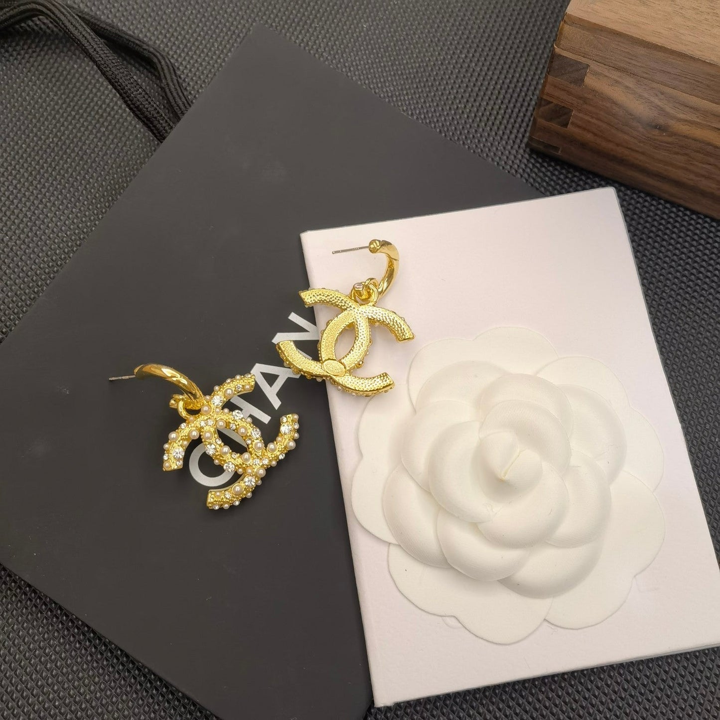 Pendientes con logotipo Perla Dorada y Diamantes