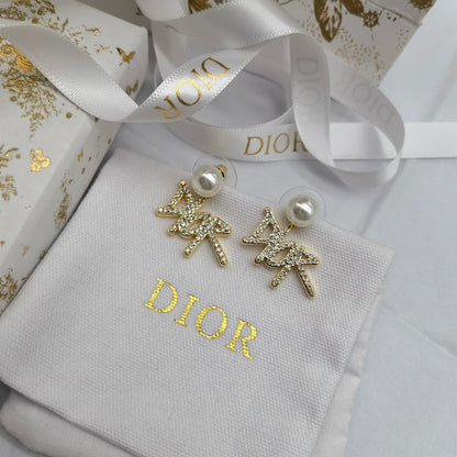 Elegantes Pendientes de Perlas con Letras de Pedrería