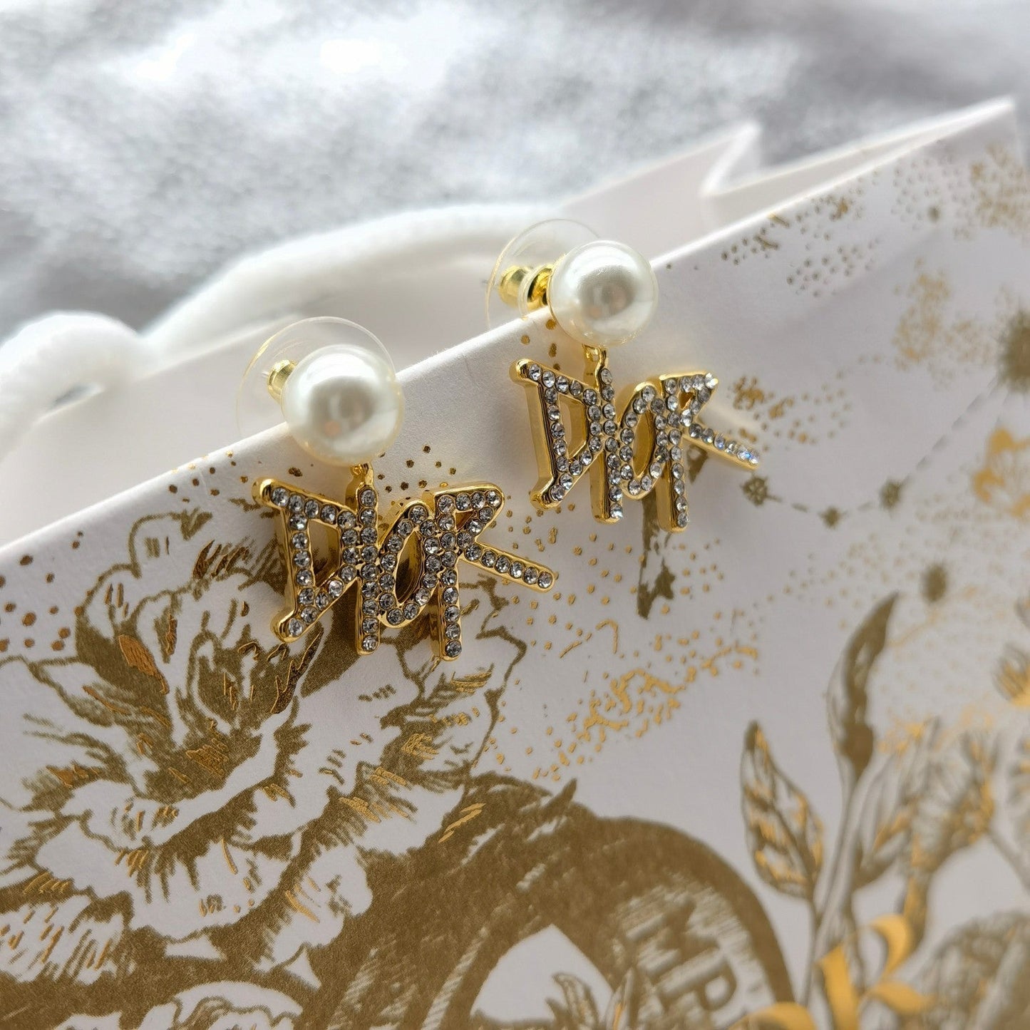 Elegantes Pendientes de Perlas con Letras de Pedrería