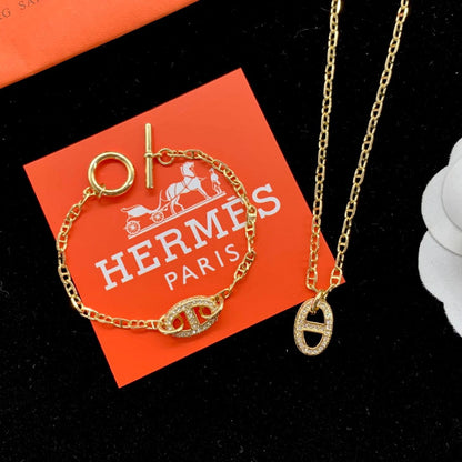 Juego de joyas de oro con logotipo de farándula clásico