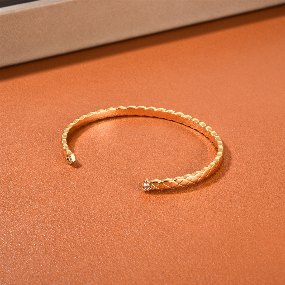 Brazalete Abierto con Diseño de Rombos Acolchados