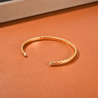 Brazalete Abierto con Diseño de Rombos Acolchados