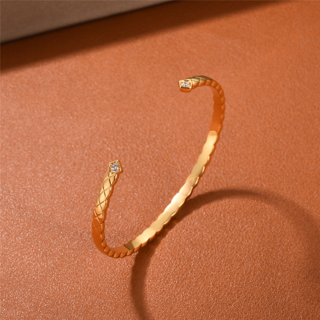 Brazalete Abierto con Diseño de Rombos Acolchados