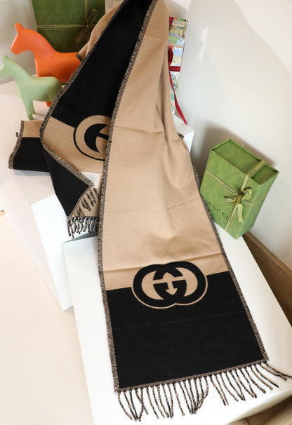 Écharpe en laine à motif GG entrelacés