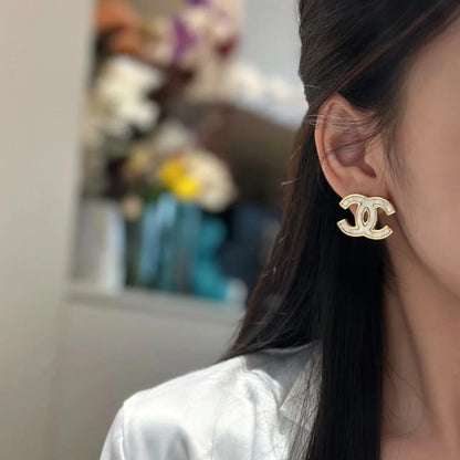 Boucles d'oreilles blanches élégantes et stylées