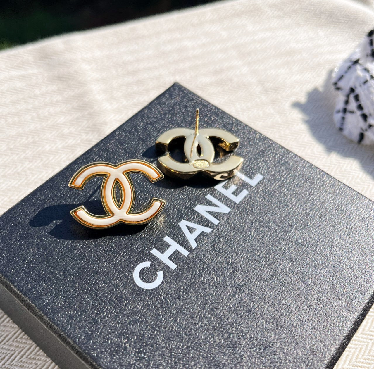 Boucles d'oreilles blanches élégantes et stylées