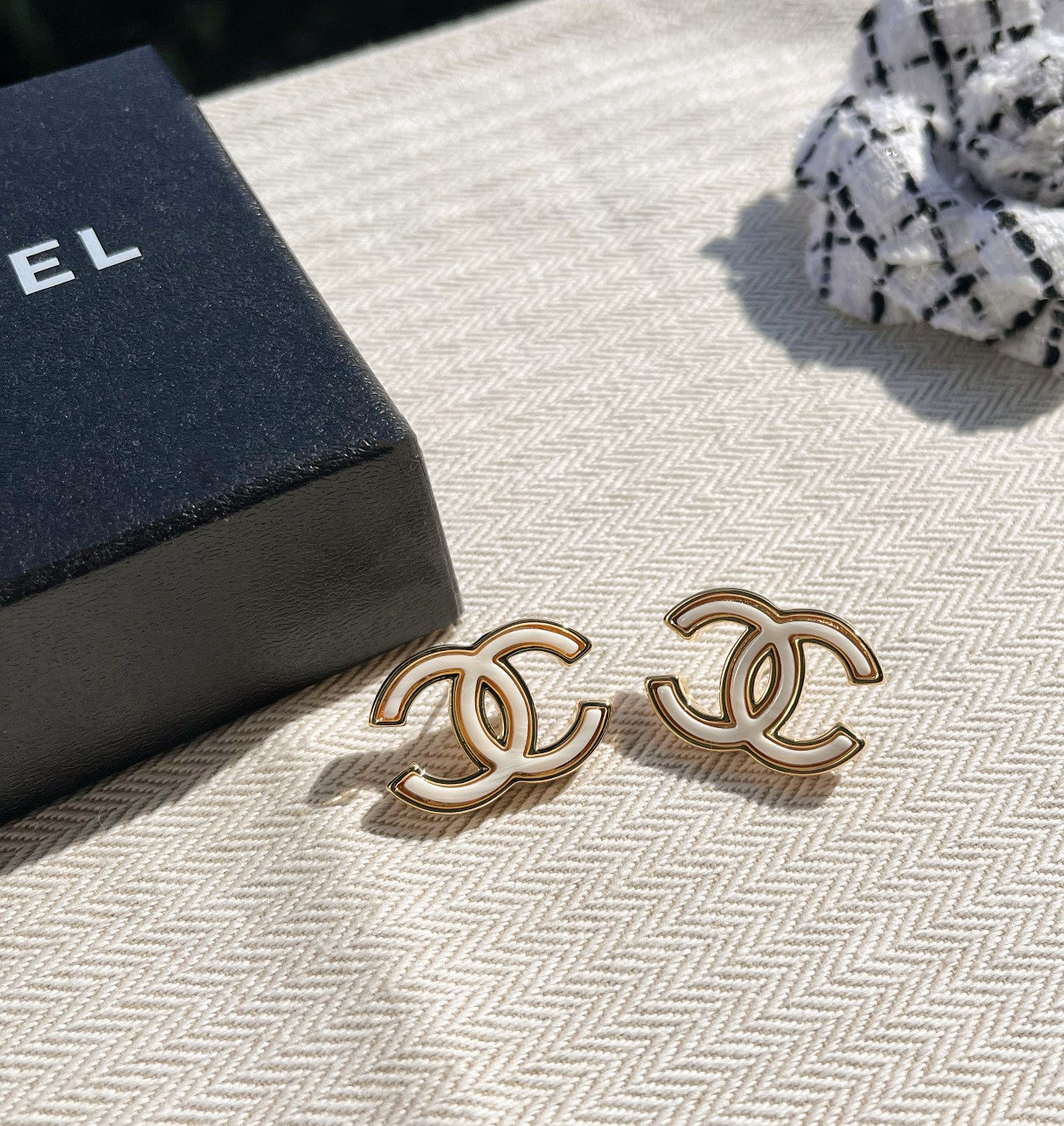 Boucles d'oreilles blanches élégantes et stylées