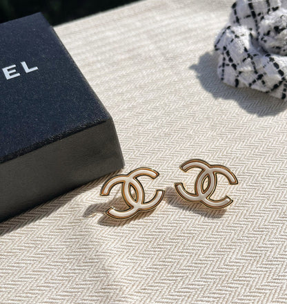 Boucles d'oreilles blanches élégantes et stylées
